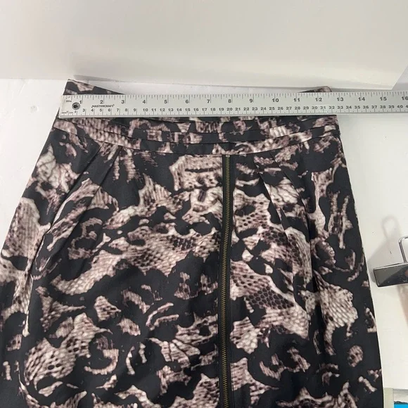 Banana Republic Black and Cream Pencil Skirt - Picture 7 of 11